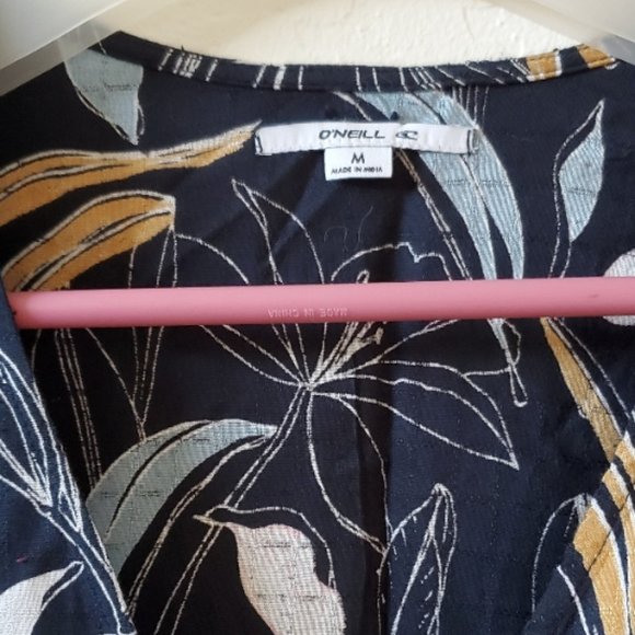 O'Neill Black Floral Print Elbow Sleeve V-Neck Wrap Top NWT Small - Picture 4 of 8